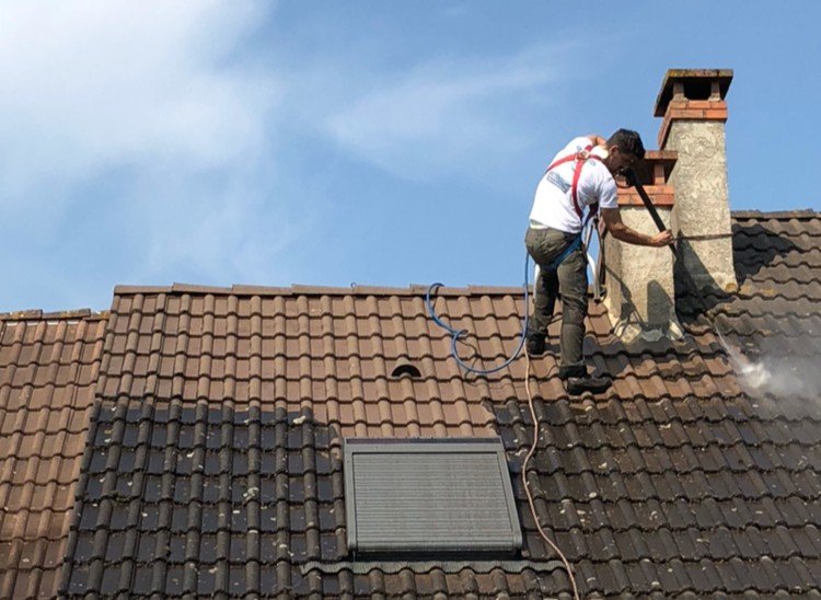 Nettoyage de gouttières et zinguerie à Compiègne